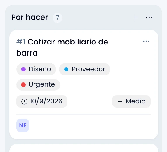 Una tarjeta del tablero con sus chips de etiqueta bajo el título