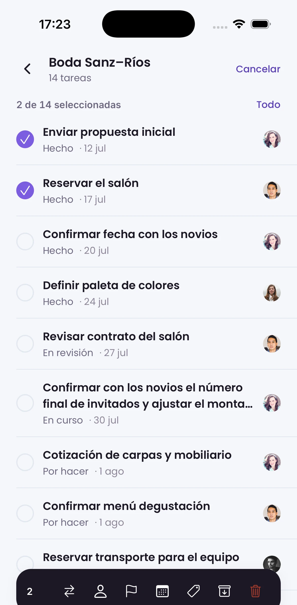 El modo Seleccionar de un tablero, con dos tareas marcadas y la barra de acciones en bloque abajo