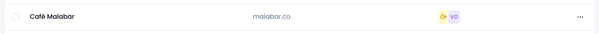 Una fila de la lista de empresas, con su nombre, su dominio y su número de contactos